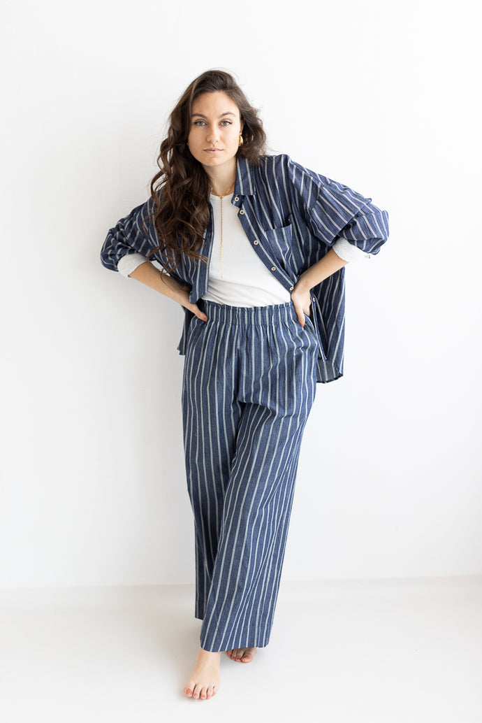 Dunkelblaue Baumwollhose mit Spitzendetails