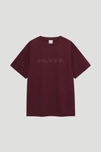 Lade das Bild in den Galerie-Viewer, BF T-Shirt Girl‘s Girl Aubergine Brown | Oh April x Saint Sass

