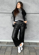 Lade das Bild in den Galerie-Viewer, Vegane Leder Ankle Pants &quot;BERLIN&quot;
