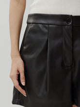 Lade das Bild in den Galerie-Viewer, Vegane Ledershorts Silvia | Edited
