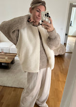 Lade das Bild in den Galerie-Viewer, Teddyweste &quot;HYGGE&quot; | Schwarz &amp; Ecru
