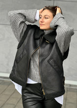 Lade das Bild in den Galerie-Viewer, Oversize Teddy Weste &quot;RUBY&quot; | Schwarz

