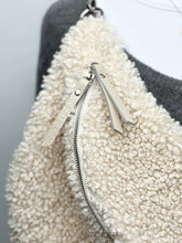 Lade das Bild in den Galerie-Viewer, XL Crossbody Teddy Bag | Ecru
