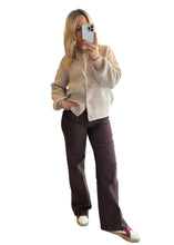 Lade das Bild in den Galerie-Viewer, Asymmetrische Jeans Kate | Braun
