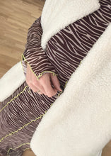 Lade das Bild in den Galerie-Viewer, Teddyweste &quot;HYGGE&quot; | Schwarz &amp; Ecru
