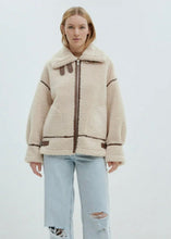 Lade das Bild in den Galerie-Viewer, Ariana Teddy Jacket  | Edited
