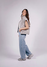 Lade das Bild in den Galerie-Viewer, Denim Steppweste | Washed Grey
