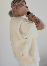 Lade das Bild in den Galerie-Viewer, Teddyweste &quot;HYGGE&quot; | Schwarz &amp; Ecru
