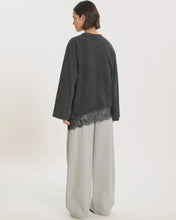 Lade das Bild in den Galerie-Viewer, Lace Longsleeve washed Grey | Edited
