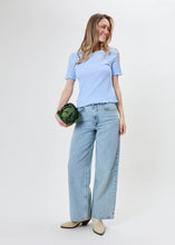 Lade das Bild in den Galerie-Viewer, Lune Regular T-Shirt Sky Blue | Oh April
