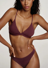 Lade das Bild in den Galerie-Viewer, The Everyday Triangle Bralette Aubergine | Oh April x Saint Sass
