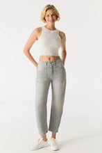 Lade das Bild in den Galerie-Viewer, Mid Waiste Ancle Jeans SELENA Light Grey | C.O.J
