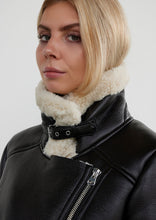 Lade das Bild in den Galerie-Viewer, Aviator Jacke &quot;ICON&quot; | WithBlack
