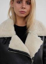 Lade das Bild in den Galerie-Viewer, Aviator Jacke &quot;ICON&quot; | WithBlack
