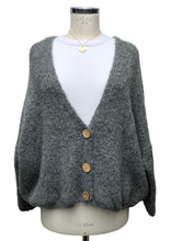 Lade das Bild in den Galerie-Viewer, Get Cozy Cardigan | Stone &amp; Schwarz
