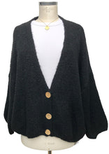 Lade das Bild in den Galerie-Viewer, Get Cozy Cardigan | Stone &amp; Schwarz
