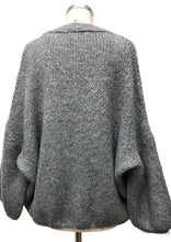 Lade das Bild in den Galerie-Viewer, Get Cozy Cardigan | Stone &amp; Schwarz

