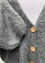 Lade das Bild in den Galerie-Viewer, Get Cozy Cardigan | Stone &amp; Schwarz
