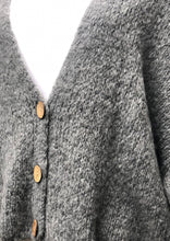 Lade das Bild in den Galerie-Viewer, Get Cozy Cardigan | Stone &amp; Schwarz
