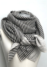 Lade das Bild in den Galerie-Viewer, XL Mousselintuch &quot;HAPPY STRIPES&quot;
