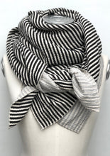 Lade das Bild in den Galerie-Viewer, XL Mousselintuch &quot;HAPPY STRIPES&quot;
