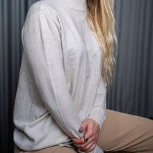 Lade das Bild in den Galerie-Viewer, Basic Turtle Neck Pullover | Light Beige
