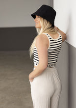 Lade das Bild in den Galerie-Viewer, Gestreiftes Crop Top &quot;LOVE&quot;
