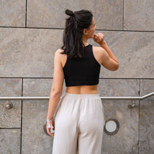 Lade das Bild in den Galerie-Viewer, Geripptes Basic Crop Top | Schwarz
