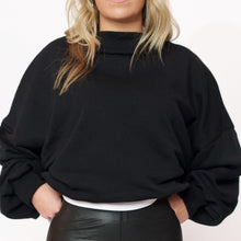 Lade das Bild in den Galerie-Viewer, Cocoon Sweater &quot;STUDIO LOVE&quot;
