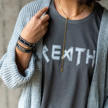 Lade das Bild in den Galerie-Viewer, T-Shirt &quot;BREATHE&quot; | Bad Moms Club
