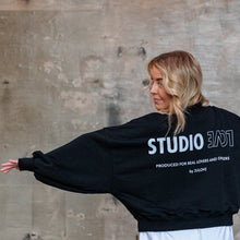 Lade das Bild in den Galerie-Viewer, Cocoon Sweater &quot;STUDIO LOVE&quot;
