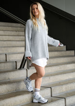 Lade das Bild in den Galerie-Viewer, Long Pullover &quot;MIA&quot; | Light Grey

