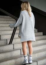 Lade das Bild in den Galerie-Viewer, Long Pullover &quot;MIA&quot; | Light Grey
