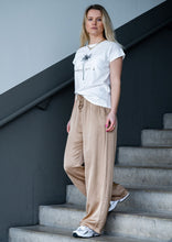 Lade das Bild in den Galerie-Viewer, Soft Silky Hose | Camel
