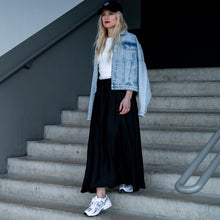 Lade das Bild in den Galerie-Viewer, Flowy Satin Rock &quot;ALL BLACK&quot;
