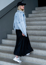 Lade das Bild in den Galerie-Viewer, Flowy Satin Rock &quot;ALL BLACK&quot;
