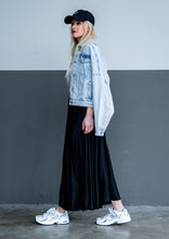 Lade das Bild in den Galerie-Viewer, Flowy Satin Rock &quot;ALL BLACK&quot;
