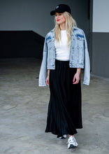 Lade das Bild in den Galerie-Viewer, Flowy Satin Rock &quot;ALL BLACK&quot;
