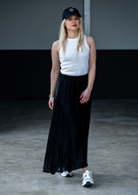 Lade das Bild in den Galerie-Viewer, Flowy Satin Rock &quot;ALL BLACK&quot;
