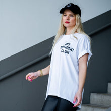 Lade das Bild in den Galerie-Viewer, T-Shirt &quot;DO NOTHING CLUB&quot; | Weiß

