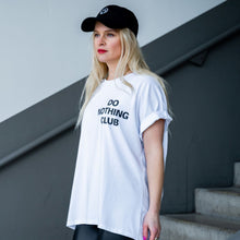 Lade das Bild in den Galerie-Viewer, T-Shirt &quot;DO NOTHING CLUB&quot; | Weiß
