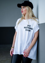 Lade das Bild in den Galerie-Viewer, T-Shirt &quot;DO NOTHING CLUB&quot; | Weiß
