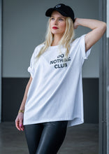 Lade das Bild in den Galerie-Viewer, T-Shirt &quot;DO NOTHING CLUB&quot; | Weiß

