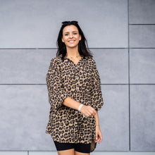 Lade das Bild in den Galerie-Viewer, Long Leo Mousselin Bluse | Braun
