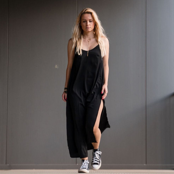 Basic Satinkleid mit hohem Beinschlitz
