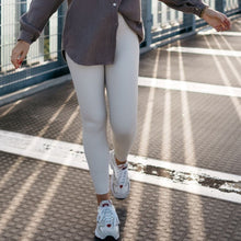 Lade das Bild in den Galerie-Viewer, Vegane Lederleggings &quot;JULE&quot; | Cream
