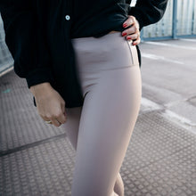Lade das Bild in den Galerie-Viewer, Vegane Lederleggings &quot;JULE&quot; | Taupe
