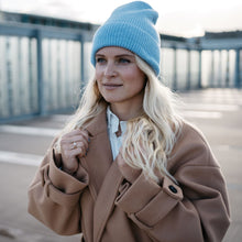 Lade das Bild in den Galerie-Viewer, Fluffy Beanie | Hellblau
