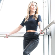 Lade das Bild in den Galerie-Viewer, Stretch Crop Top | Heart &amp; Soul
