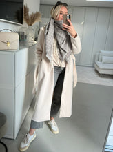 Lade das Bild in den Galerie-Viewer, Maxi Fransentuch &quot;COSEY&quot;
